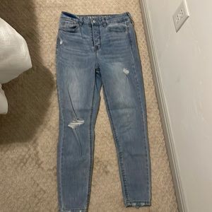 Distresses long skinny jeans